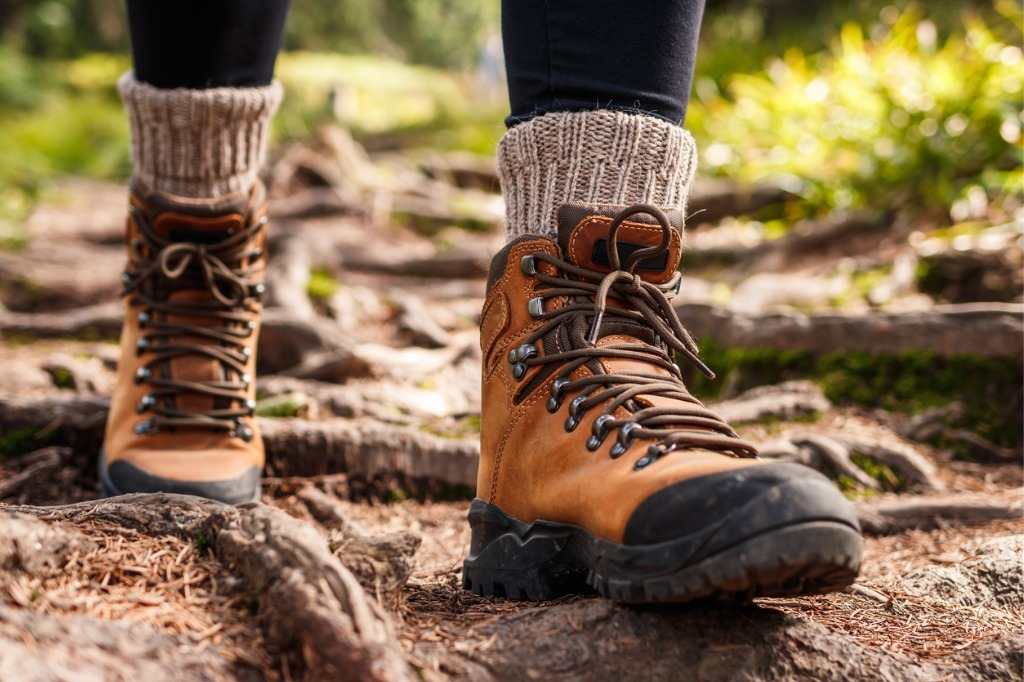 Hiking-safety-protecting-your-knees-and-ankles